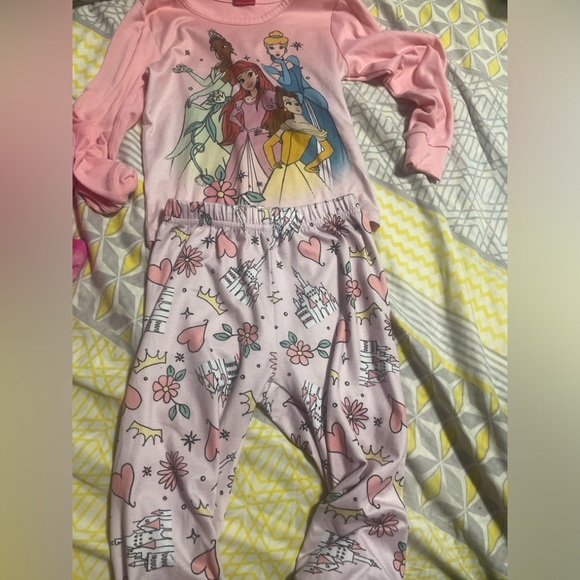 Old navy pyjamas ~ Size 4T - Picture 4 of 4